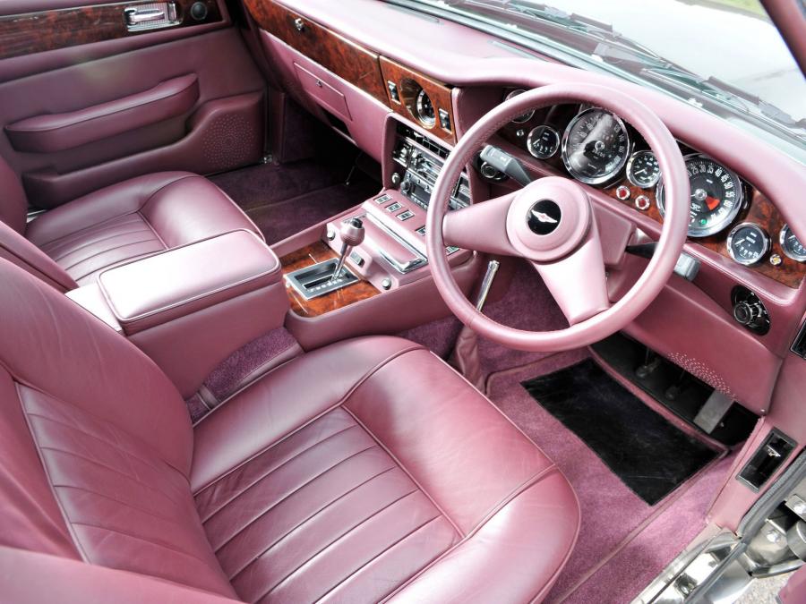 Интерьер Aston Martin Lagonda V8 Saloon 1974 года  (фото 10 из 15)